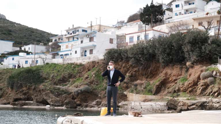 Αιχμηρά δημοσιεύματα σε Guardian, New York Times και Politico για την παρουσία Μητσοτάκη στην Ικαρία