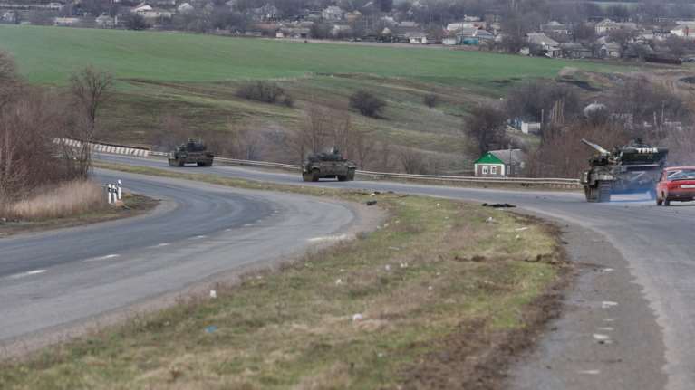 Πόλεμος στην Ουκρανία: Δορυφορικές εικόνες δείχνουν ρωσικό κονβόι τεθωρακισμένων 13 χλμ να κατευθύνεται στο Ντονμπάς [βίντεο]