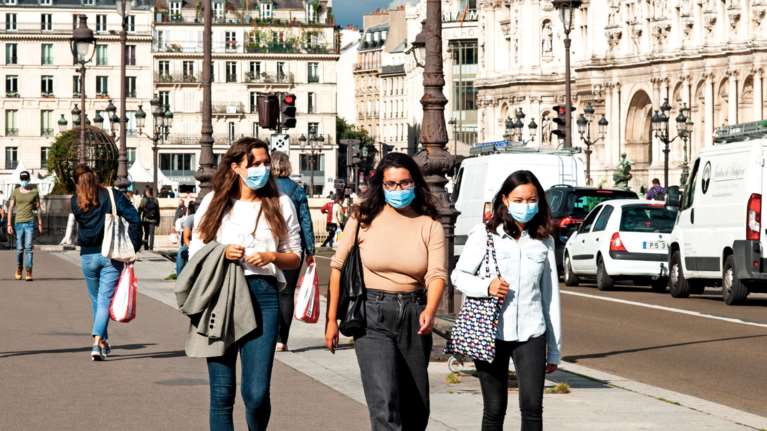 Ο κορονοϊός (ξανα)καλπάζει στην Ευρώπη: Ανησυχία με τις μεταλλάξεις της Ομικρον - Τι συμβαίνει ανά χώρα