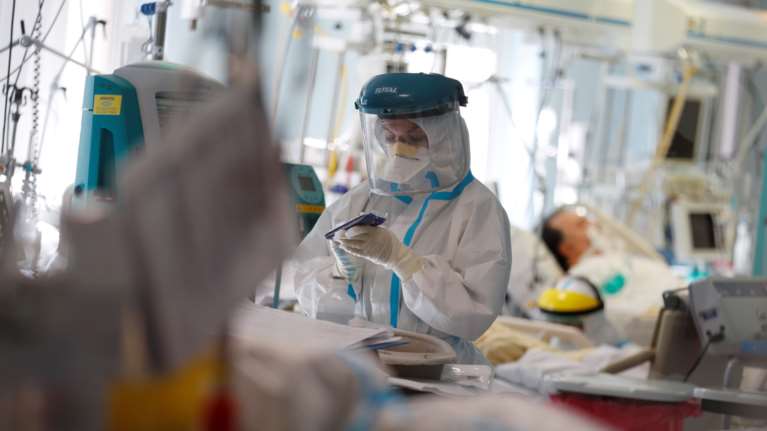 Κορονοϊός: Ξεκινά σήμερα η επιστρέτευση ιδιωτών γιατρών - Έρχονται αλλαγές στα πιστοποιητικά εμβολιασμού