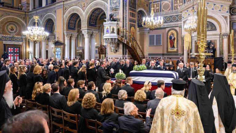 Η εξόδιος ακολουθία για τον τέως βασιλιά Κωνσταντίνο στη Μητρόπολη- Οι γαλαζοαίματοι, οι πολιτικοί και οι καλεσμένοι Αθηναίοι