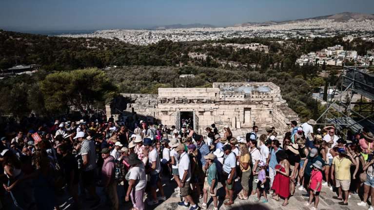 Δυνατή η σεζόν στον τουρισμό, αλλά... πόσα χρήματα αφήνουν τελικά οι ξένοι τουρίστες στην Ελλάδα;