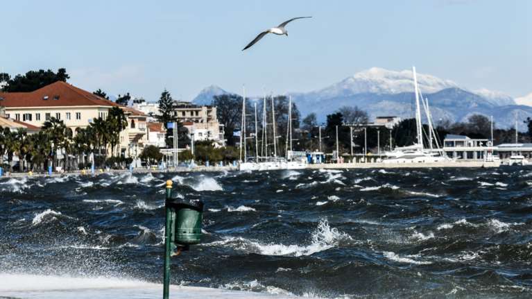 Καιρός: Μικρή πτώση της θερμοκρασίας και άνεμοι έως και 7 μποφόρ - Πού θα βρέξει