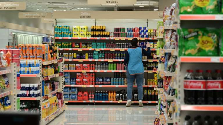 Ο πόλεμος της ακρίβειας: Τι κρύβεται πίσω από το μπρα ντε φερ μεταξύ κυβέρνησης και σούπερ μάρκετ