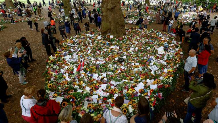 Λονδίνο: 35 ώρες στην ουρά και ουρές χιλιομέτρων για να αποχαιρετήσουν την Ελισάβετ - Περιμένουν ένα εκατομμύριο κόσμο