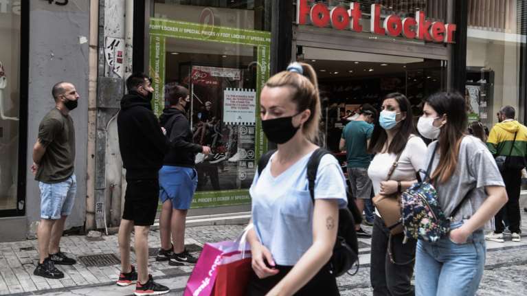 CDC - Νέες οδηγίες για τους πλήρως εμβολιασμένους: Τι αλλάζει για μάσκες και τεστ αν έρθουν σε επαφή με κρούσμα