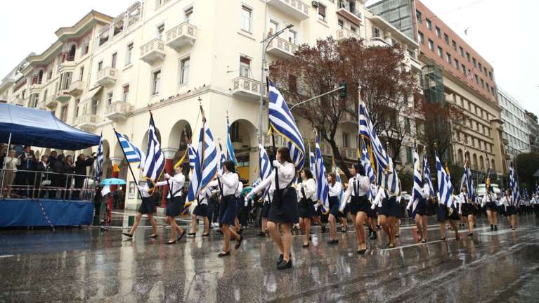 28η Οκτωβρίου: Υπό βροχή η μαθητική παρέλαση στη Θεσσαλονίκη [εικόνες - βίντεο]