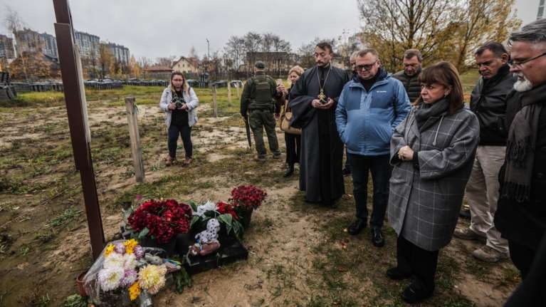 Η Σακελλαροπούλου στην Ουκρανία: Συγκλονιστική επίσκεψη στους ομαδικούς τάφους της Μπούτσα [εικόνες]