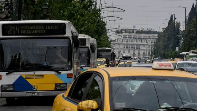 Τροχαίο με λεωφορείο στη Βασιλίσσης Σοφίας - 12 τραυματίες από απότομο φρενάρισμα [βίντεο]
