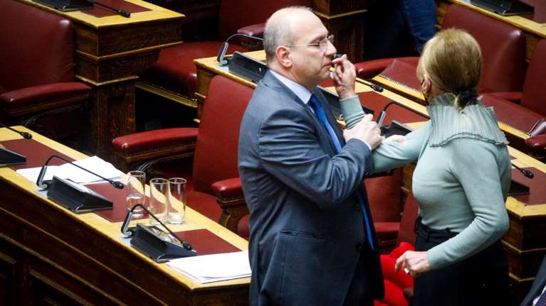 Βουλή: Το προσβλητικό σχόλιο που έκανε έξαλλη τη Φωτεινή Πιπιλή και έφυγε... σφαίρα προς τα έδρανα του ΣΥΡΙΖΑ [Εικόνες]