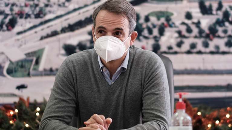 Μήνυμα Μητσοτάκη για το πώς θα περάσουμε τα Χριστούγεννα - Το πολύ με μία οικογένεια ακόμη