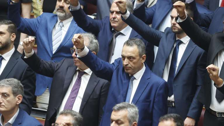 &quot;Πελοποννησιακός Πόλεμος&quot; στη Βουλή με τους Σπαρτιάτες - Ο ΣΥΡΙΖΑ δεν θέλει να κάθονται πίσω του