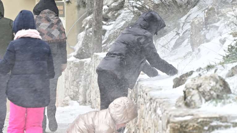 Το &quot;έστρωσε&quot; στην Πάρνηθα - Δείτε φωτογραφίες από το χιονισμένο τοπίο