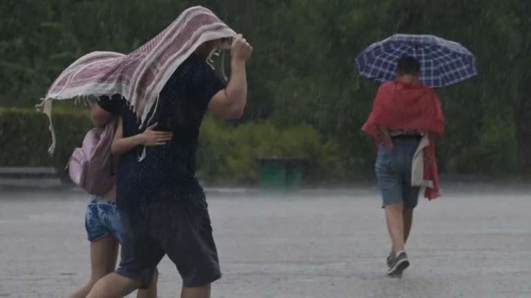 Καιρός: Συνεχίζεται και τη Δευτέρα το &quot;φθινόπωρο&quot; μέσα στο καλοκαίρι - Σε ποιες περιοχές θα βρέχει [βίντεο]