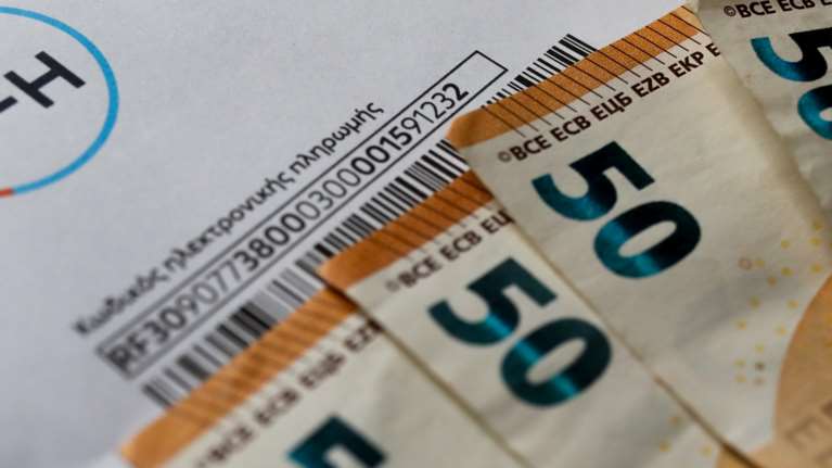 Στα κυμαινόμενα τιμολόγια η επιδότηση ρεύματος: Τα όρια κατανάλωσης για τα νοικοκυριά και τα μέτρα για τις επιχειρήσεις