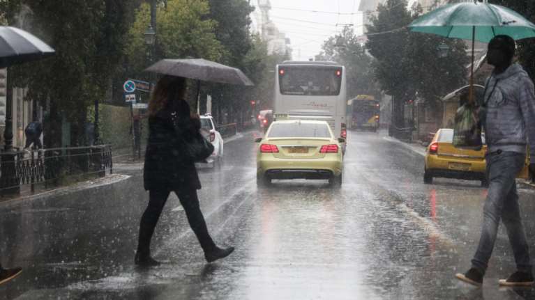 Κακοκαιρία με βροχές, καταιγίδες και ισχυρούς νοτιάδες – Πού θα χιονίσει