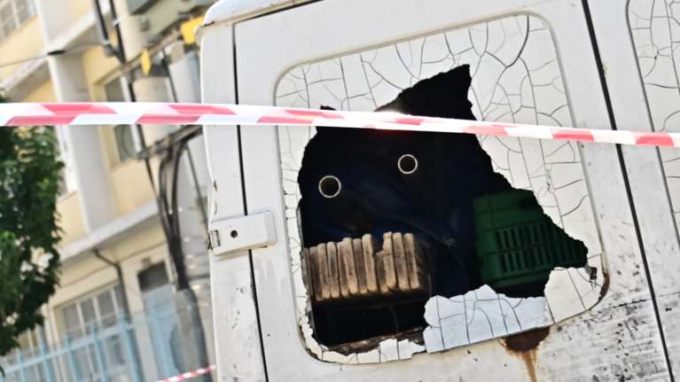 Εικόνες Φαρ Ουέστ στο Περιστέρι: Αναβάτης μηχανής πυροβόλησε οδηγό ΙΧ - Κινηματογραφική καταδίωξη ως το Χαϊδάρι