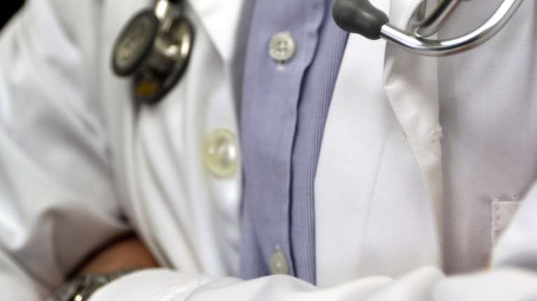 Γιατρός - &quot;μαϊμού&quot;: Σε μοναστήρια έβρισκε θύματα ο 47χρονος - Ως... θρήσκος πήγαινε συχνά στο Άγιον Όρος [Βίντεο]