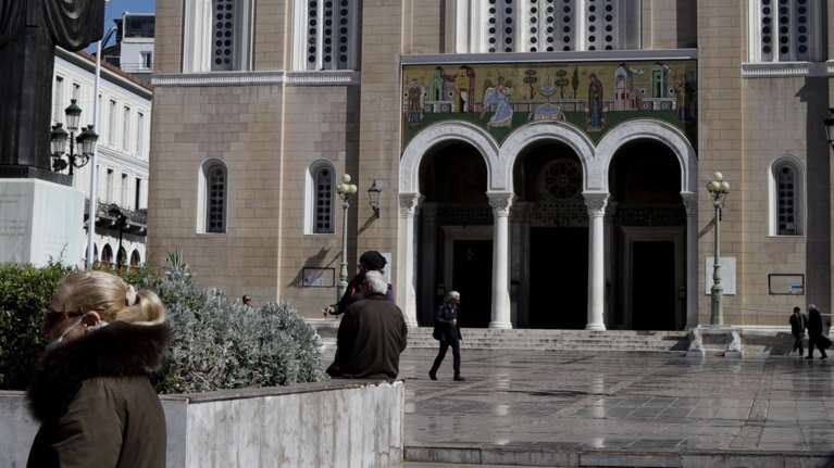 Φόβοι για συνωστισμό στις εκκλησίες τη Μ. Παρασκευή - Τι ανησυχεί την κυβέρνηση
