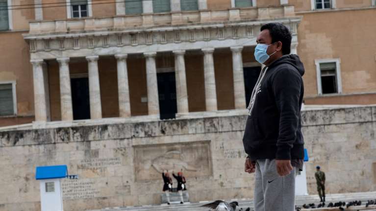 Ο κορονοϊός αλλάζει τις πολιτικές ισορροπίες: Οι πολίτες εμπιστεύονται και πάλι τις κυβερνήσεις