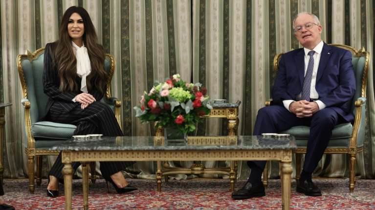 Στο Προεδρικό Μέγαρο η Κίμπερλι Γκίλφοϊλ: Ο διάλογος για Μύκονο και Σαντορίνη με Τασούλα [εικόνες - βίντεο]