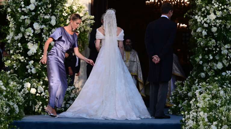 Η καλύτερη παράνυμφος η Μαρία Ολυμπία: Η στιγμή που πέφτει στο πάτωμα για χάρη της θείας της - Η διόρθωση στο νυφικό της