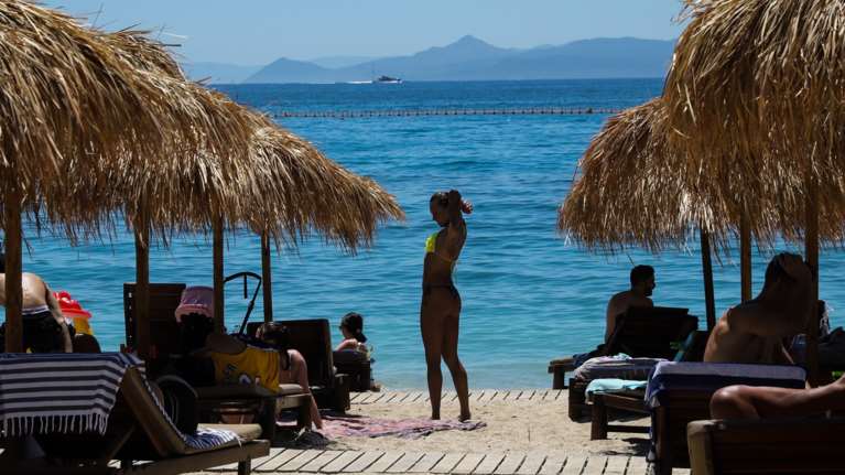 Καύσωνας: &quot;Καμίνι&quot; η χώρα με 40άρια και ανέμους – Στο &#39;&#39;κόκκινο&#39;&#39; ο υδράργυρος μέχρι και την Τετάρτη