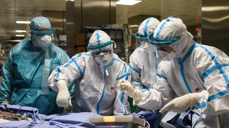 Κορονοϊός: Γεμίζουν ξανά οι ΜΕΘ - Αύξηση 156% στους διασωληνωμένους μέσα σε έναν μήνα