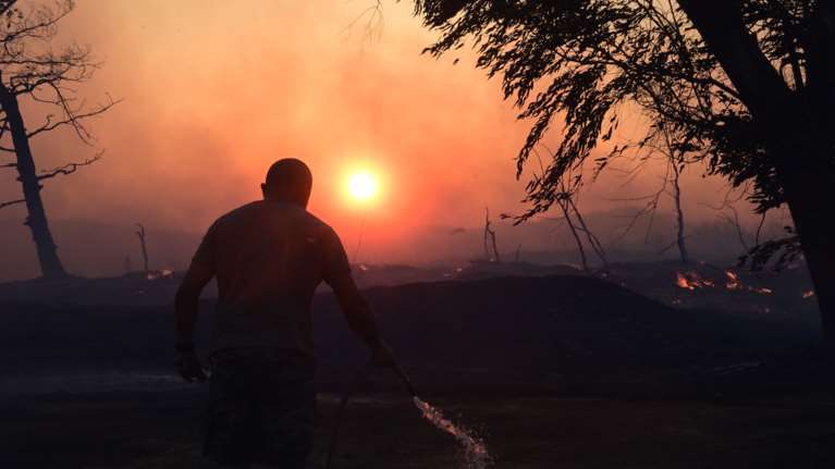 Φωτιά στην Αττική: Μάχη για να μην περάσει στην Πάρνηθα το πύρινο μέτωπο του Κρυονερίου
