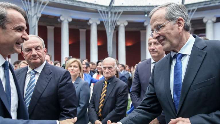 Ο Μητσοτάκης απαντά στην κριτική Σαμαρά-Καραμανλή για τη &quot;μετάλλαξη&quot; της ΝΔ: Μας ψήφισαν και δεξιοί και κεντρώοι