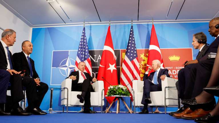 ΝΑΤΟ: Μήνυμα Μπάιντεν στον Ερντογάν - &quot;Να διατηρηθεί η σταθερότητα σε Αιγαίο και Συρία&quot;