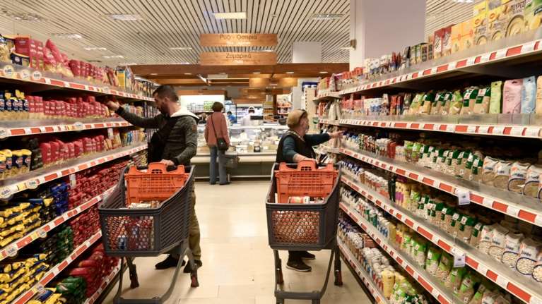 Πώς ακρίβυνε 25% το γάλα σε σχέση με πέρυσι και 20% το ψωμί - Ρεκόρ αυξήσεων στα τρόφιμα