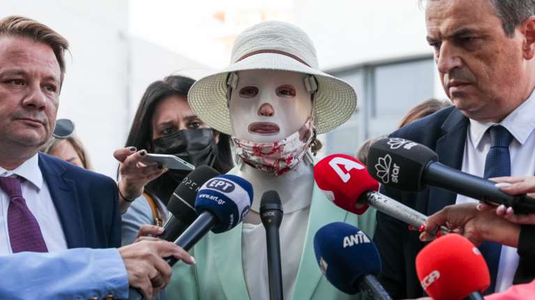 Δίκη για επίθεση με βιτριόλι: Καταπέλτης η Ιωάννα για την Εφη - &quot;Θέλει να με αποτελειώσει, μόλις βγει από τη φυλακή&quot; [Βίντεο]