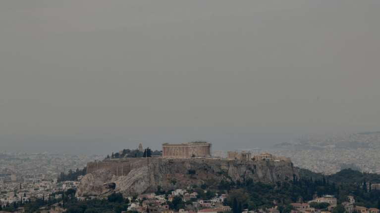 Φωτιά στον Σχίνο: Σύννεφο πυκνού καπνού και στάχτης σκέπασε όλη την Αθήνα [Εικόνες]