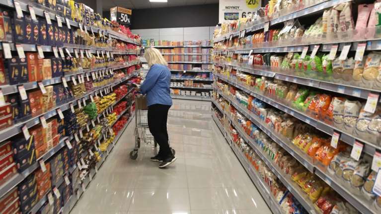 Ακρίβεια: Μειώθηκαν οι τιμές σε πάνω από 4.000 προϊόντα των σούπερ μάρκετ - Ποια είδη έγιναν φθηνότερα, τι ισχύει με το βρεφικό γάλα