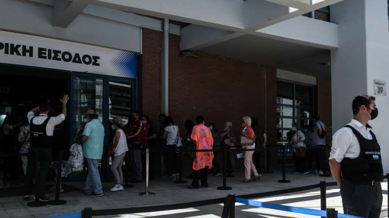 Κορονοϊός: Σπάει στα δύο ο εμβολιασμός των 18-29 - Τις επόμενες μέρες όλα τα εμβόλια διαθέσιμα