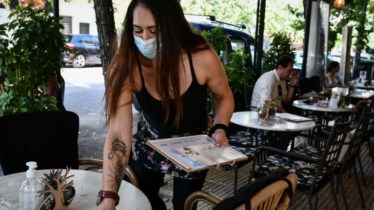 Επίσημο: Υποχρεωτικά δύο τεστ την εβδομάδα για τους ανεμβολίαστους εργαζομένους σε τουρισμό και εστίαση