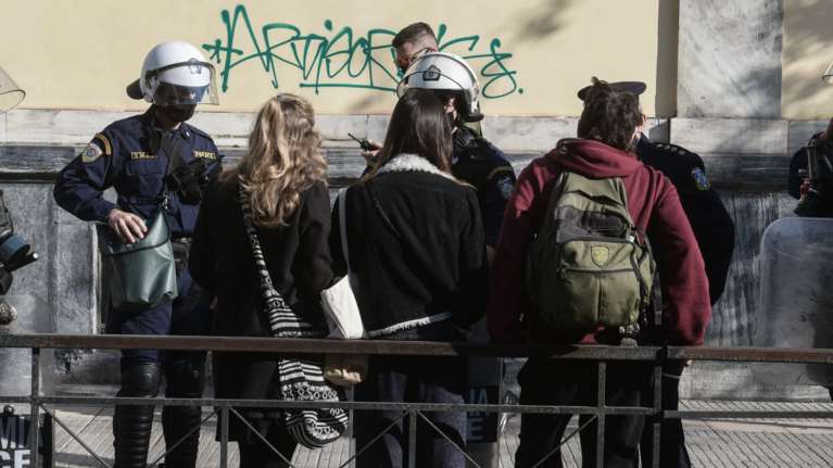 Επέμβαση των ΜΑΤ στο Πολυτεχνείο- Εκκένωση και προσαγωγές αντιεξουσιαστών - Εφοδος και στην Πανεπιστημιούπολη Ζωγράφου