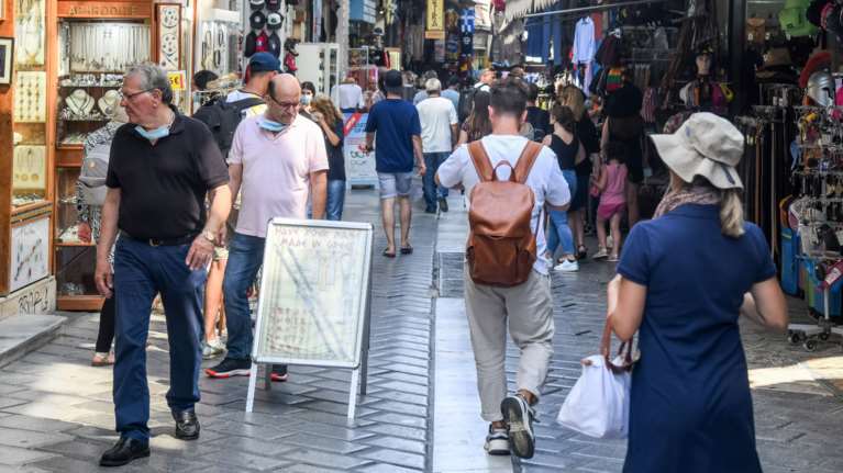 Γιατί ανεβαίνουν πάλι τα κρούσματα του κορονοϊού - Πόσο μεγάλος είναι ο κίνδυνος επαναλοίμωξης με Ομικρον