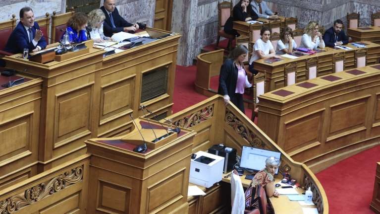 Σόου Κωνσταντοπούλου στη Βουλή: "Είστε οι χειρότεροι φασίστες" είπε στον προεδρεύοντα, τη διέκοψε μετά από 19 λεπτά