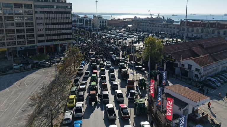 Θεσσαλονίκη: Εφυγαν από το λιμάνι και επέστρεψαν στα μπλόκα οι αγρότες - Η αντίδραση στην πρόσκληση Μητσοτάκη