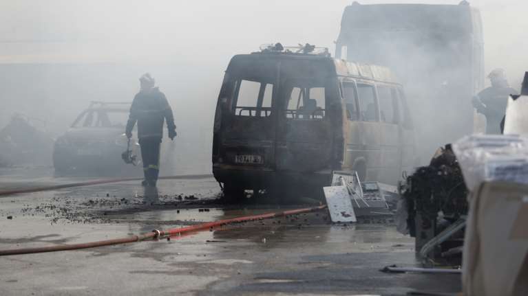 Φωτιά σε αποθήκη στον Ταύρο - Μήνυμα από το 112: &quot;Κλείστε πόρτες και παράθυρα&quot; - Εκτροπή της κυκλοφορίας