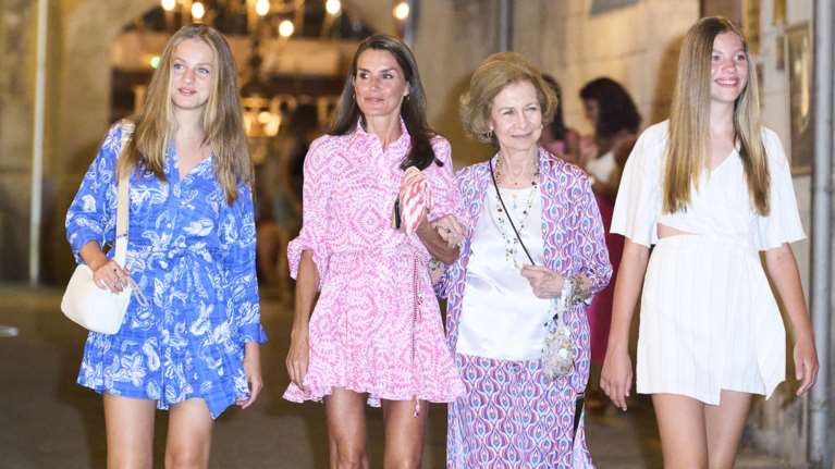 Η Λετίσια και οι κόρες της με σούπερ μίνι από τα Zara: Έσπασαν τα πρωτόκολλα και έδειξαν τα πόδια τους