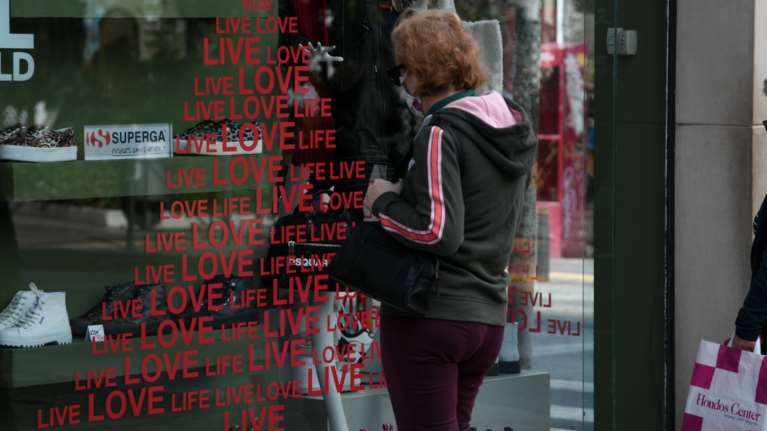 Χριστούγεννα με κλειστά μαγαζιά αλλά ανοιχτά κομμωτήρια, βιβλιοπωλεία και click away - Στις 11 οι ανακοινώσεις