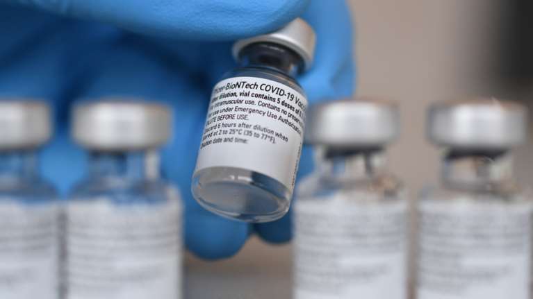 Σοκ: Η Pfizer μειώνει τις παραδόσεις εμβολίων έως 50% σε χώρες της EE