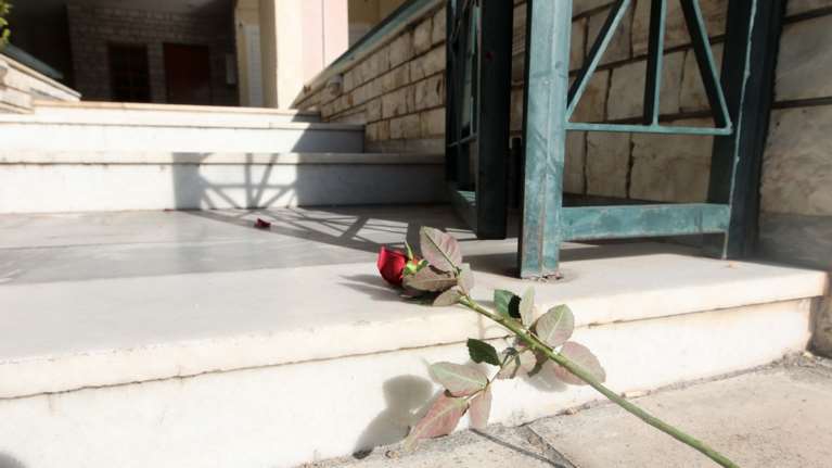 Νέα Σμύρνη: Ποινική δίωξη για ανθρωποκτονία από πρόθεση και οπλοχρησία στον 18χρονο που σκότωσε τον αδερφό του