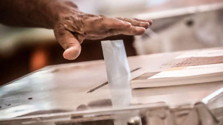 Δημοσκόπηση Marc: Πόσοι θεωρούν αδιάφορες τις Ευρωεκλογές - Το προφίλ των αναποφάσιστων και οι διαρροές των κομμάτων