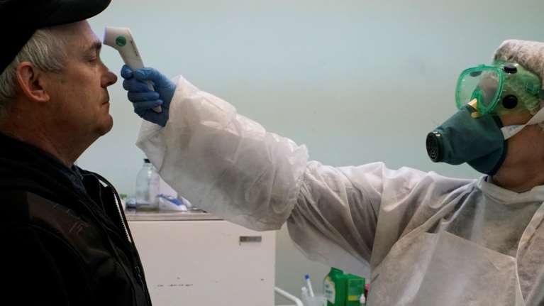 Ανησυχητική έρευνα: Ο κορονοϊός ταξιδεύει έως τέσσερα μέτρα