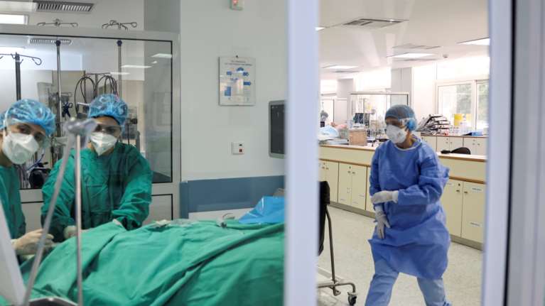 Σημάδια σταθεροποίησης της πανδημίας αλλά η πίεση στο ΕΣΥ παραμένει: Επιπλέον 1,2 εκατ. εμβόλια της Pfizer ως τον Ιούνιο