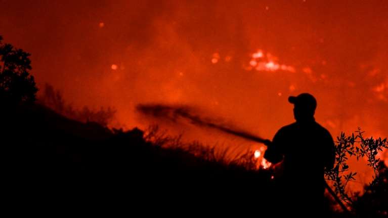 Ολονύχτια μάχη στη Ρόδο με τη φωτιά: Εκκενώθηκε το χωριό Λαέρμων - Οι φλόγες απειλούν τα σπίτια [Βίντεο]